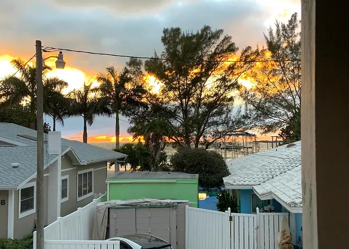 100 Steps To Beautiful Indian Rocks Beach, Oceanside, 2 Bedroom Updated Apartment