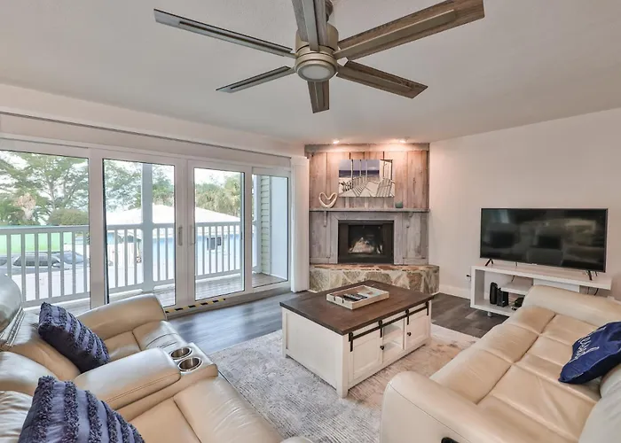 100 Steps To Beautiful Indian Rocks Beach, Oceanside, 2 Bedroom Updated Apartment