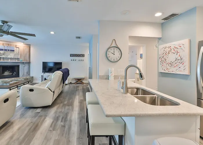 100 Steps To Beautiful Indian Rocks Beach, Oceanside, 2 Bedroom Updated Apartment *