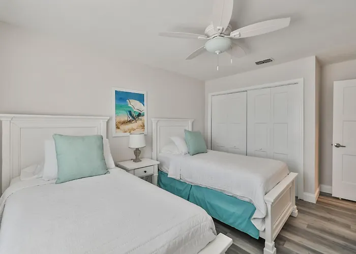Apartment 100 Steps To Beautiful Indian Rocks Beach, Oceanside, 2 Bedroom Updated Clearwater Beach