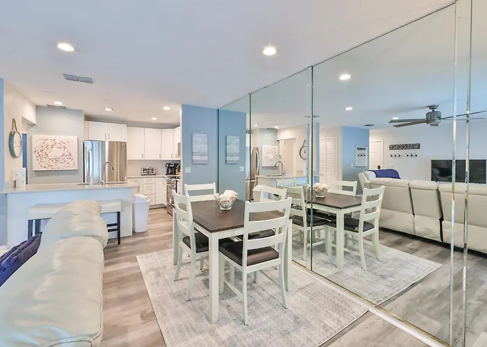 Apartment 100 Steps To Beautiful Indian Rocks Beach, Oceanside, 2 Bedroom Updated