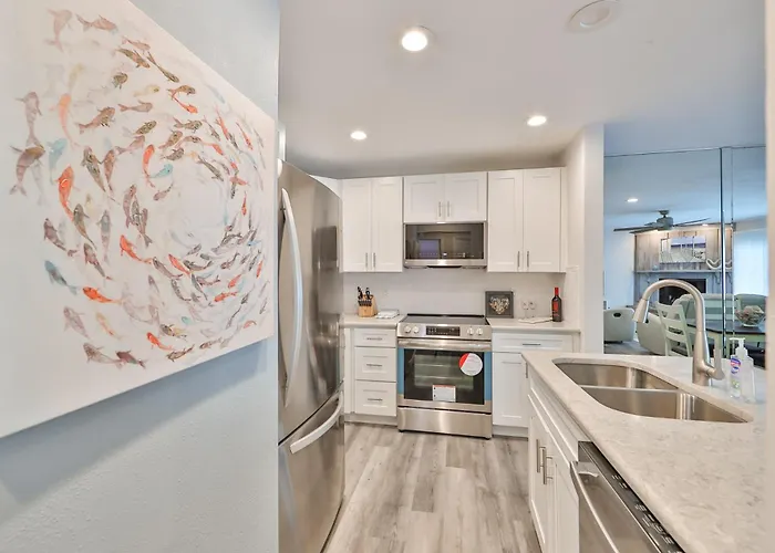 100 Steps To Beautiful Indian Rocks Beach, Oceanside, 2 Bedroom Updated Apartment Clearwater Beach