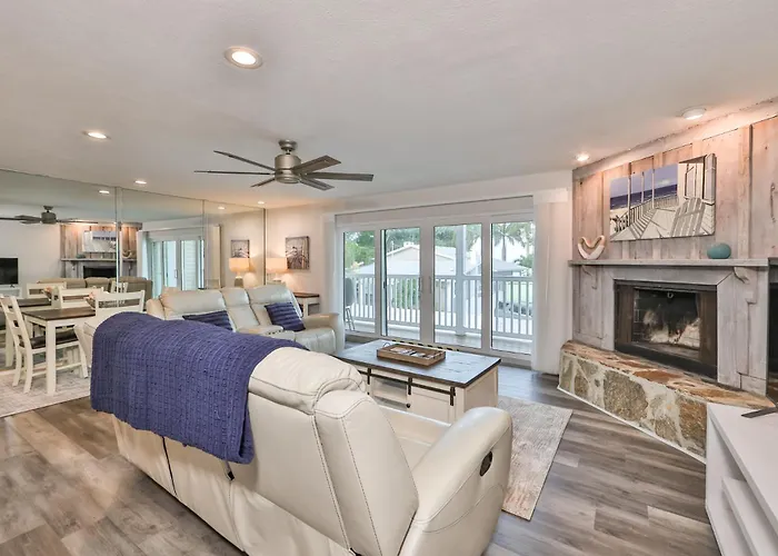 100 Steps To Beautiful Indian Rocks Beach, Oceanside, 2 Bedroom Updated Apartment
