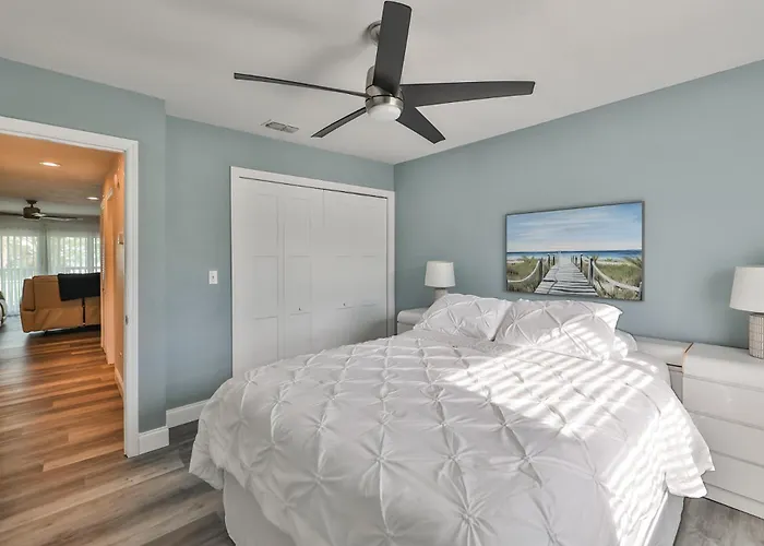 Apartment 100 Steps To Beautiful Indian Rocks Beach, Oceanside, 2 Bedroom Updated *
