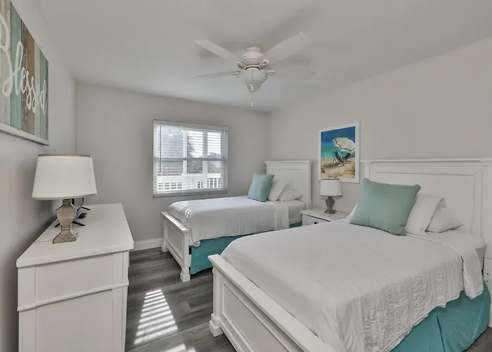 Apartment 100 Steps To Beautiful Indian Rocks Beach, Oceanside, 2 Bedroom Updated Clearwater Beach