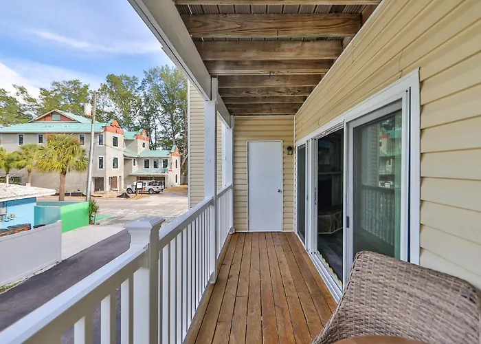 Apartment 100 Steps To Beautiful Indian Rocks Beach, Oceanside, 2 Bedroom Updated