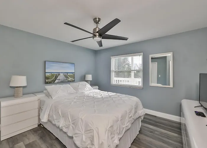 100 Steps To Beautiful Indian Rocks Beach, Oceanside, 2 Bedroom Updated Apartment Clearwater Beach