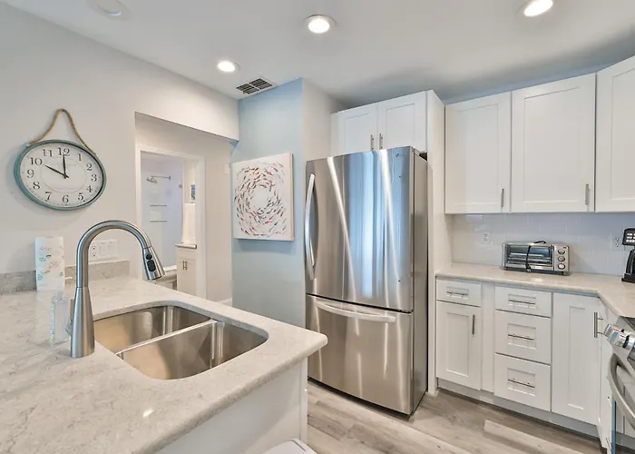 Apartment 100 Steps To Beautiful Indian Rocks Beach, Oceanside, 2 Bedroom Updated *