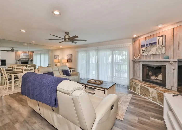 100 Steps To Beautiful Indian Rocks Beach, Oceanside, 2 Bedroom Updated Apartment *