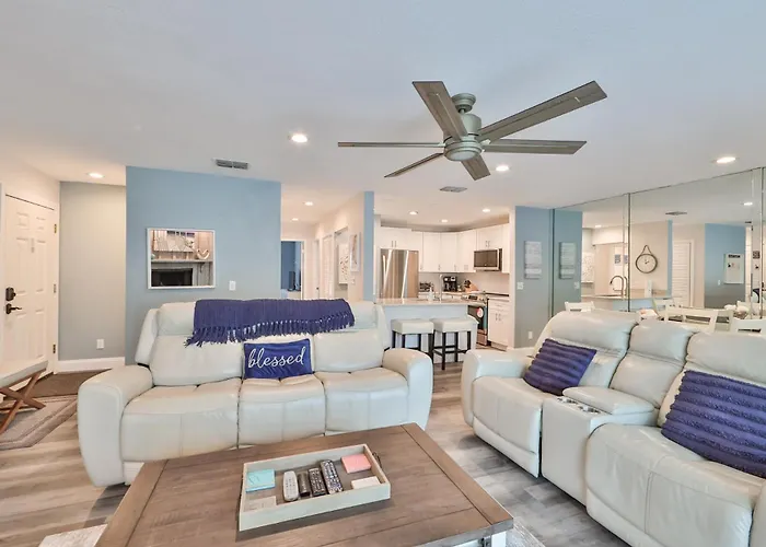100 Steps To Beautiful Indian Rocks Beach, Oceanside, 2 Bedroom Updated Apartment