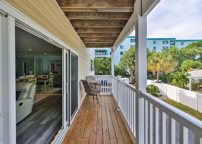100 Steps To Beautiful Indian Rocks Beach, Oceanside, 2 Bedroom Updated Apartment